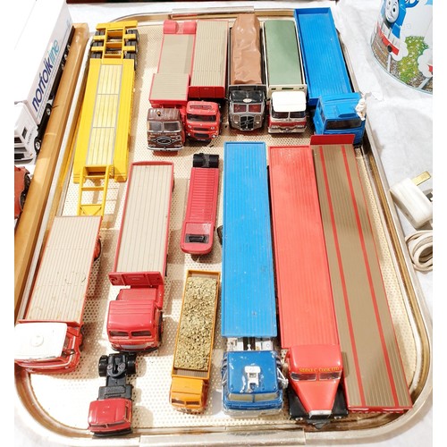 346 - A selection of toy trucks. UK shipping £14.