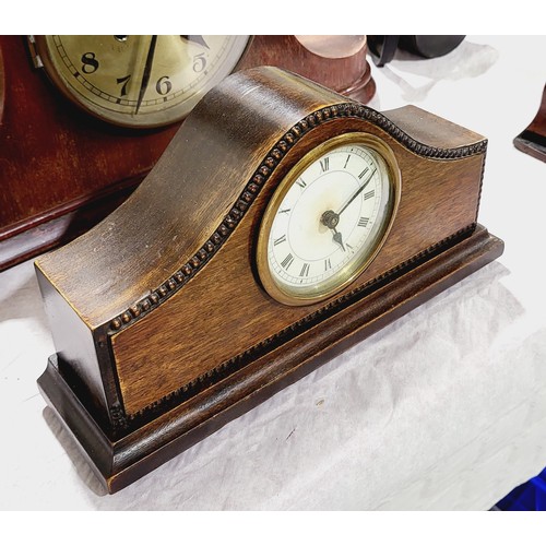 181 - An antique mahogany cased mantel clock, width 11.5