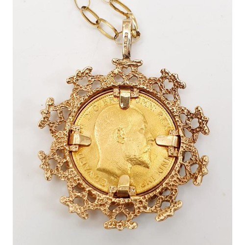 21 - A 1907 half sovereign in a 9ct gold pendant mount on a 9ct gold chain, gross weight 10.4g. UK shippi... 