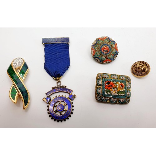 67 - A 1935 rocking horse crown together with other coins, costume jewellery and assorted including silve... 