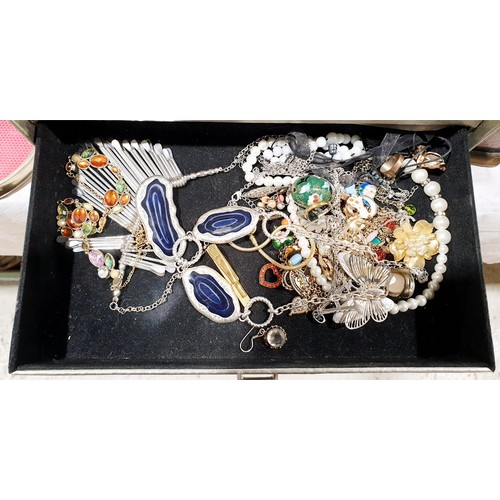 99 - A jewellery box and contents. UK shipping £14.