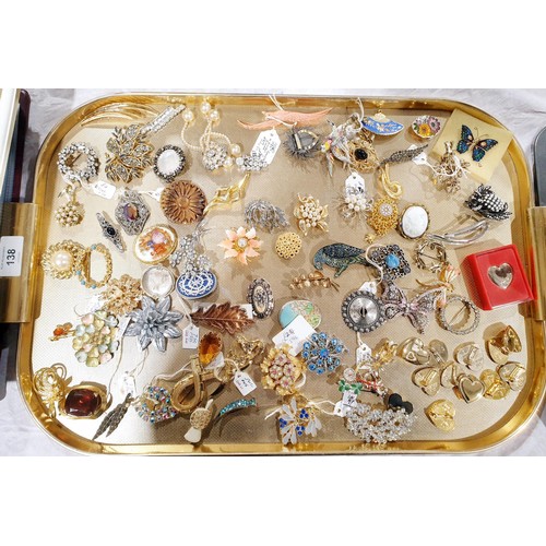 138 - A selection of vintage and later brooches. UK shipping £14.