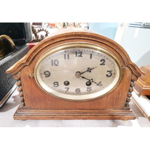 168 - A vintage oak cased mantel clock with barley twist columns. No shipping. Arrange collection or your ... 