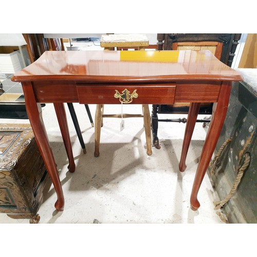 197 - A mahogany veneer side table with drawer under, width 29