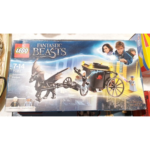 289 - Two sealed Lego kits, Star Wars 75182 and Fantastic Beasts 75951. UK shipping £14.