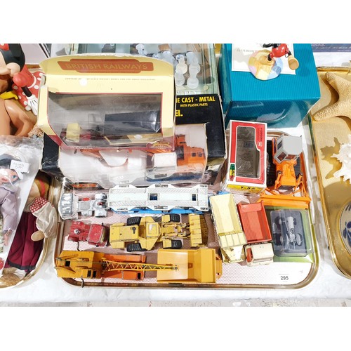 295 - A selection of boxed and loose vehicles including Dinky. UK shipping £14.