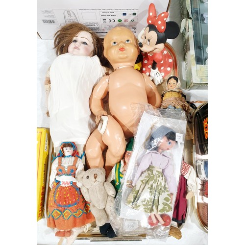 296 - A selection of vintage and later toys. UK shipping £14.