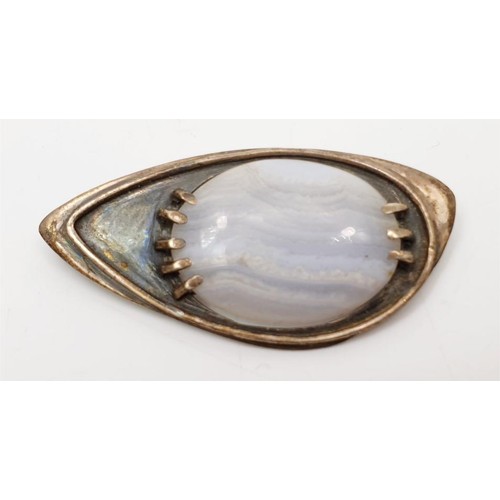 2 - A sterling silver brooch/pendant set with agate, gross weight 10g, length 2