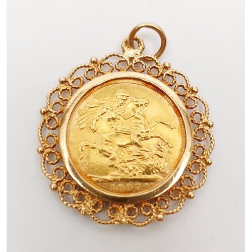 10 - A 1907 sovereign in a 9ct gold pendant mount, weight 11.1g. UK shipping £14.