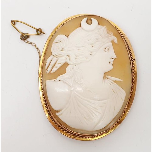 19 - An antique cameo brooch depicting Diana Goddess of the Moon in a hallmarked 9ct gold mount, length 2... 