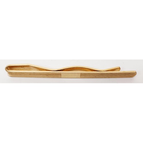 28 - A 9ct gold tie clip, length 2.75