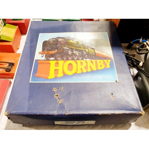 92 - A vintage boxed Hornby 0 gauge passenger set No. 51. UK shipping £14.