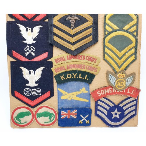 149 - A selection of vintage military patches. UK shipping £14.