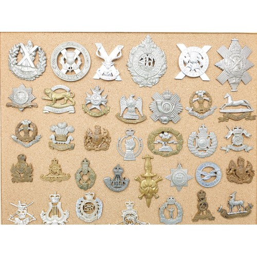 150 - A selection of vintage and later military insignia. UK shipping £14.