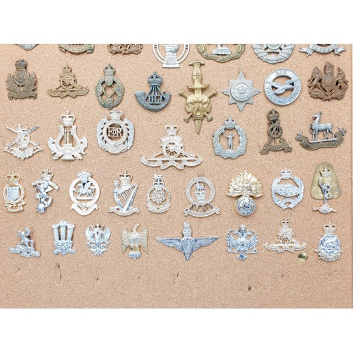 150 - A selection of vintage and later military insignia. UK shipping £14.