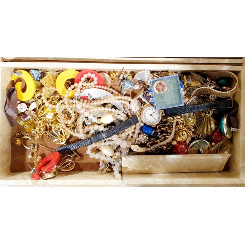 100 - A jewellery box and costume jewellery. UK shipping £14.