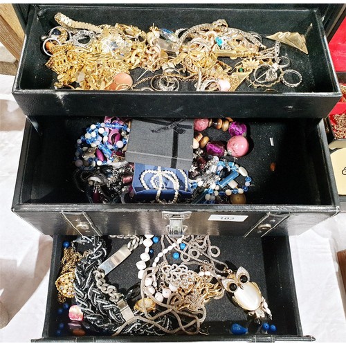 103 - A jewellery box and costume jewellery. UK shipping £14.