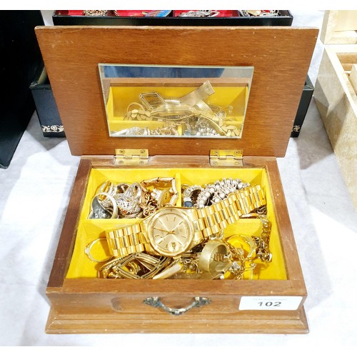 102 - A jewellery box and costume jewellery. UK shipping £14.