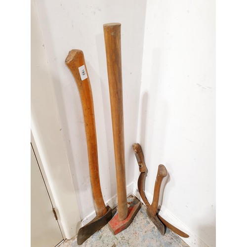 192 - A log splitting axe, one other axe, a hatchet and a scythe. No shipping. Arrange collection or your ... 