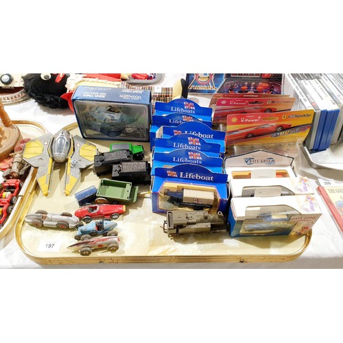 197 - A selection of vintage and later toy vehicles including Dinky. UK shipping £14.