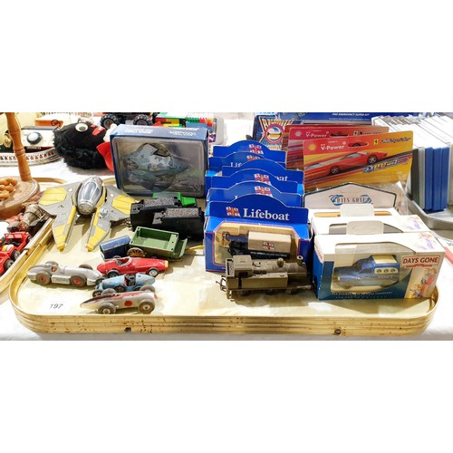 197 - A selection of vintage and later toy vehicles including Dinky. UK shipping £14.