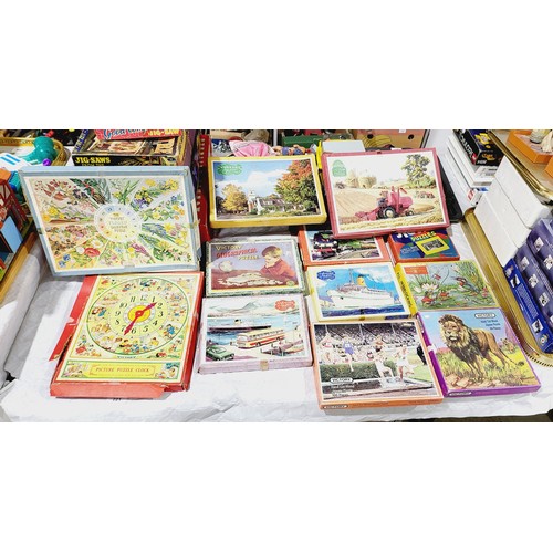 221 - A selection of vintage wooden jigsaws. UK shipping £14.