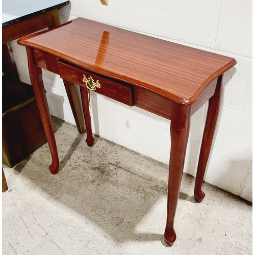 225 - A mahogany veneer side table, width 29.25