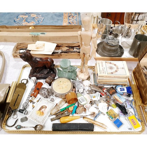 142 - A tray of collectables. UK shipping £14.