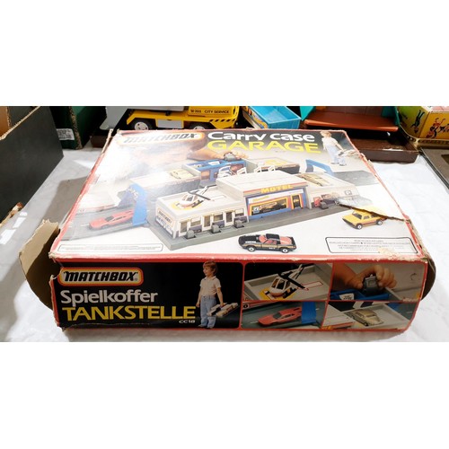 215 - A vintage boxed Matchbox carry case garage. UK shipping £14.