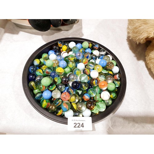 224 - A selection of marbles. UK shipping £14.