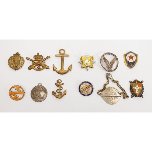 52 - A selection of vintage and later French military badges. UK shipping £14.