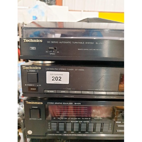 202 - A Technics Hi-fi comprising RS-X911 Dual cassette player SL-PJ26A CD player, SU-X911 amplifier, SH-E... 