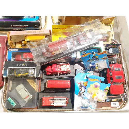 256 - A selection of toy model vehicles. UK shipping £14.