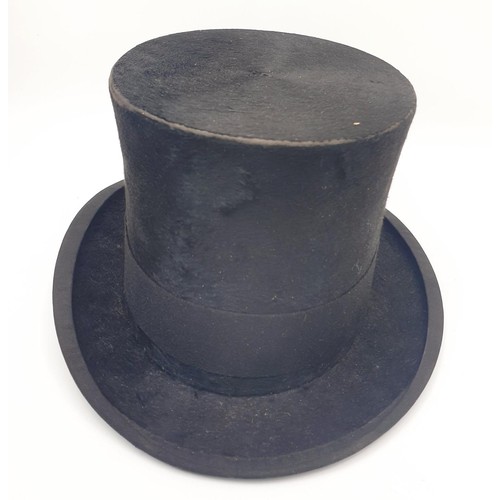 301 - A Dunn & Co. top hat. UK shipping £14.