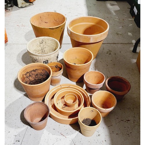 225 - A selection of terracotta planters. No shipping. Arrange collection or your own packer and shipper, ... 