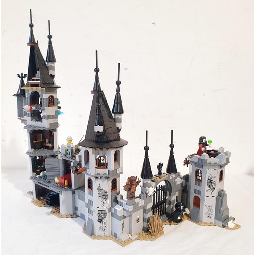 99 - A Lego Monster Fighters Vampyre Castle 9468, with Box, 99% complete, with spares, retired in 2013. U... 