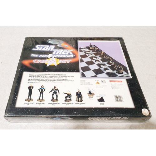 276 - A sealed Star Trek The Next Generation chess set. UK Shipping £14.