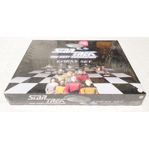 276 - A sealed Star Trek The Next Generation chess set. UK Shipping £14.