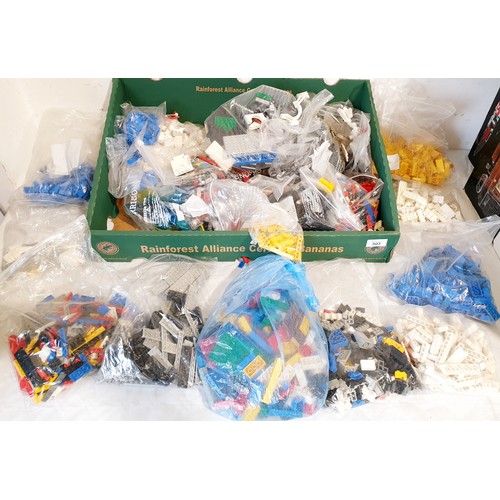 303 - A large box of mostly bagged and colour sorted Lego approx 6kg. UK shipping £14.