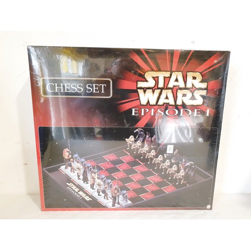 310 - A sealed Star Wars The Phantom Menace Chess Set. UK shipping £14.