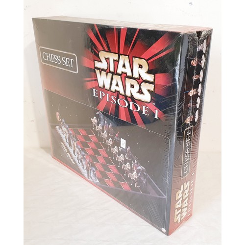 310 - A sealed Star Wars The Phantom Menace Chess Set. UK shipping £14.