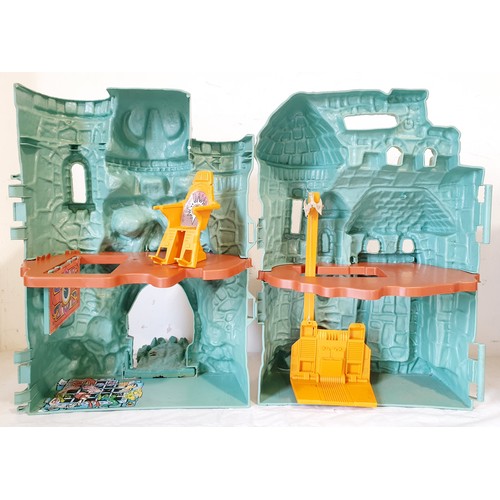 326 - A vintage Castle Greyskull playset complete with He-Man action figures and accessories. UK shipping ... 