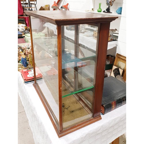 62 - A vintage shop display mahogany and glass cabinet with sliding back doors, 58.5x57x30.5cm. No shippi... 