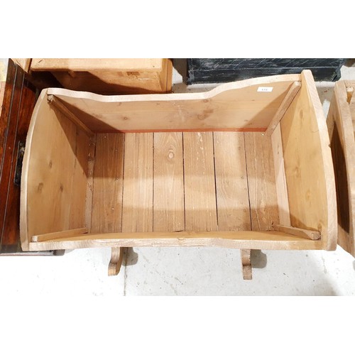 175 - A wooden planter in the form of a crib, length 76cm. No shipping. Arrange collection or your own pac... 