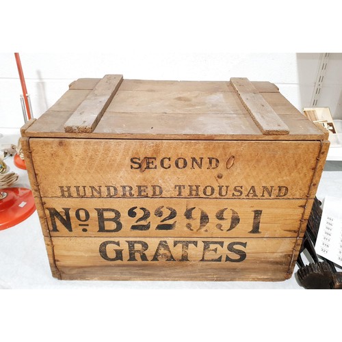 292 - A vintage wooden crate with lid, 38.5x55.5x35cm. No shipping. Arrange collection or your own packer ... 