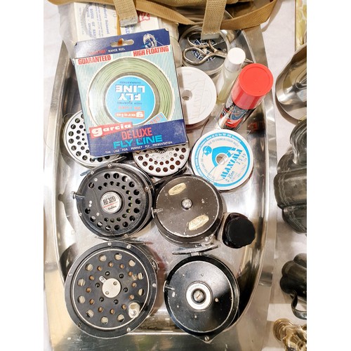 309 - A selection of fishing tackle including vintage fishing reels. UK shipping £14.