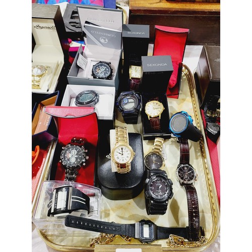 155 - A selection of gentlemen's wrist watches including Bulova. UK shipping £14.