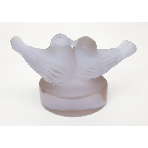 281 - A vintage purple glass paper weight in the form of courting doves, height 5.5cm. No Shipping. Arrang... 