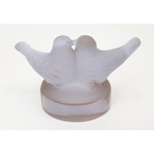 281 - A vintage purple glass paper weight in the form of courting doves, height 5.5cm. No Shipping. Arrang... 