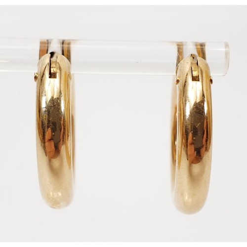26 - A pair of hallmarked 9ct gold earrings, diameter 2.5cm, weight 5g. UK shipping £14.